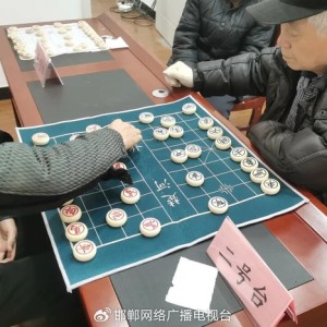 欧冠官网下载-邯郸峰峰：楚河汉界展风采 邻里对弈叙温情|象棋|临水镇|邯郸市|河北省|社区_新浪新闻