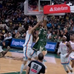 欧冠手机直播-拿你撒气！字母哥转身到篮下暴力隔扣霍姆格伦